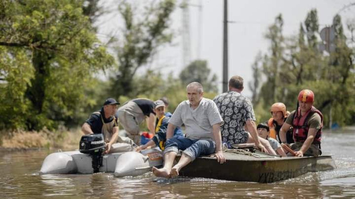 Civiles de Jersón, cercanos a la presa, evacuados en botes.