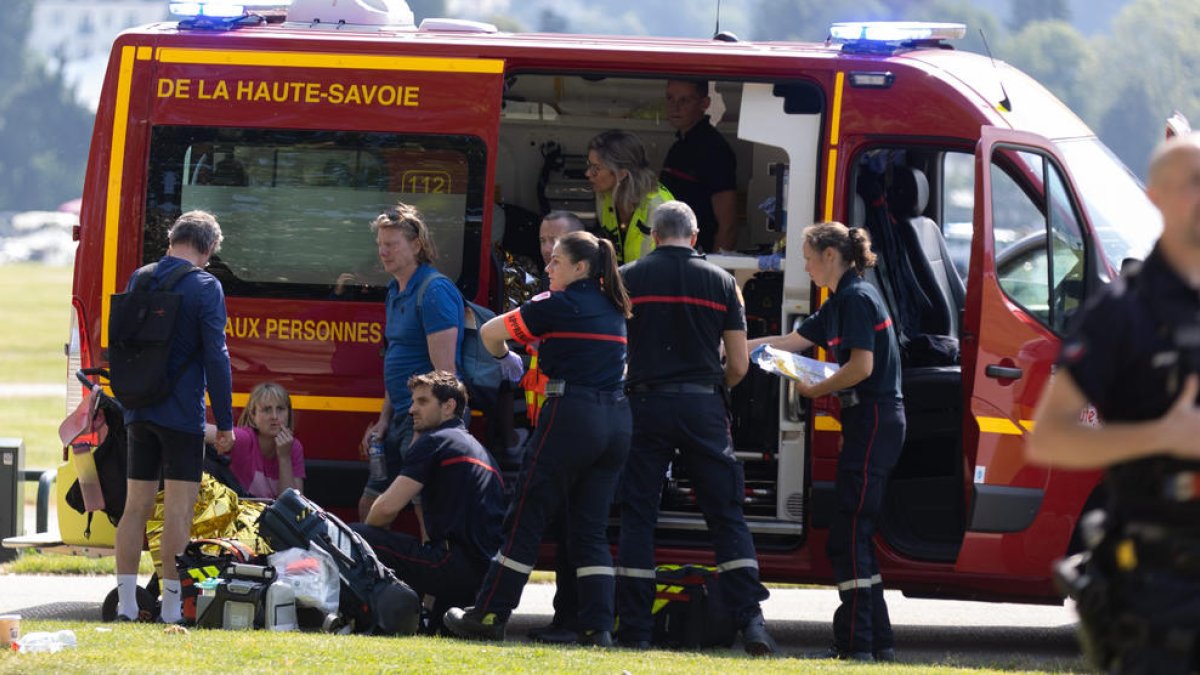 Los servicios de emergencia en el lugar de los hechos en la localidad francesa de Annecy.