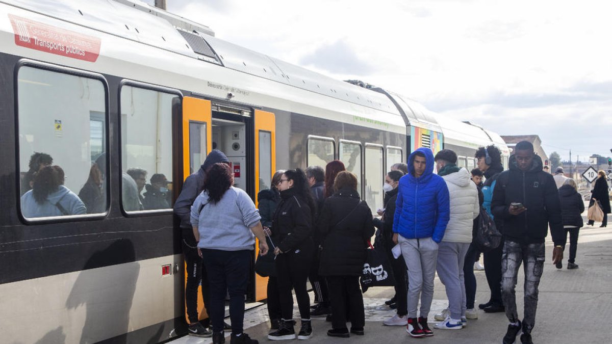 Pasajeros subiendo o bajando ayer del tren en Balaguer, casi todos sin mascarilla.