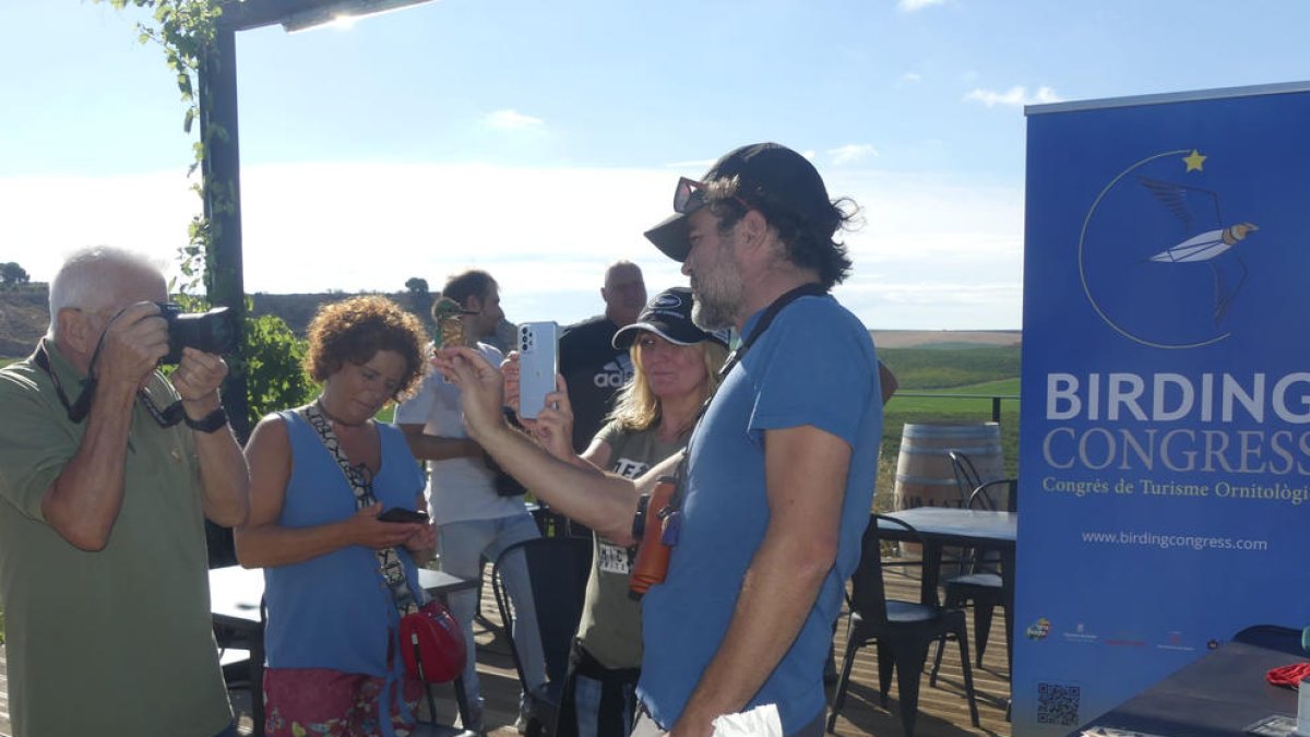 Diego Calderón muestra un ejemplar de ‘martín pescador’ a los asistentes a la jornada.