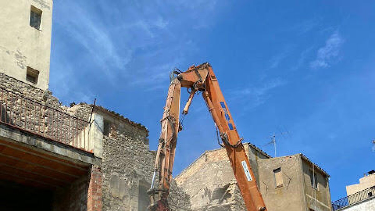 Las obras de demolición de la casa previas a la construcción del nuevo ayuntamiento.