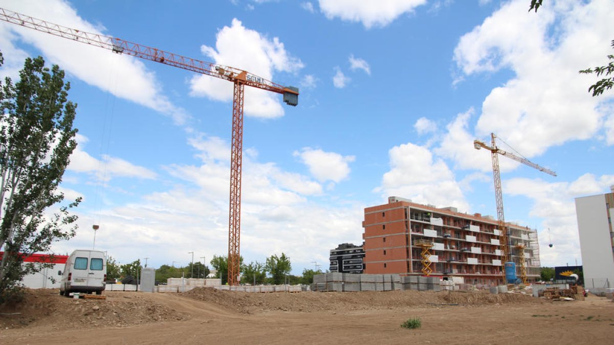 Imagen de un bloque de viviendas en construcción en la zona de expansión de Copa d’Or. 