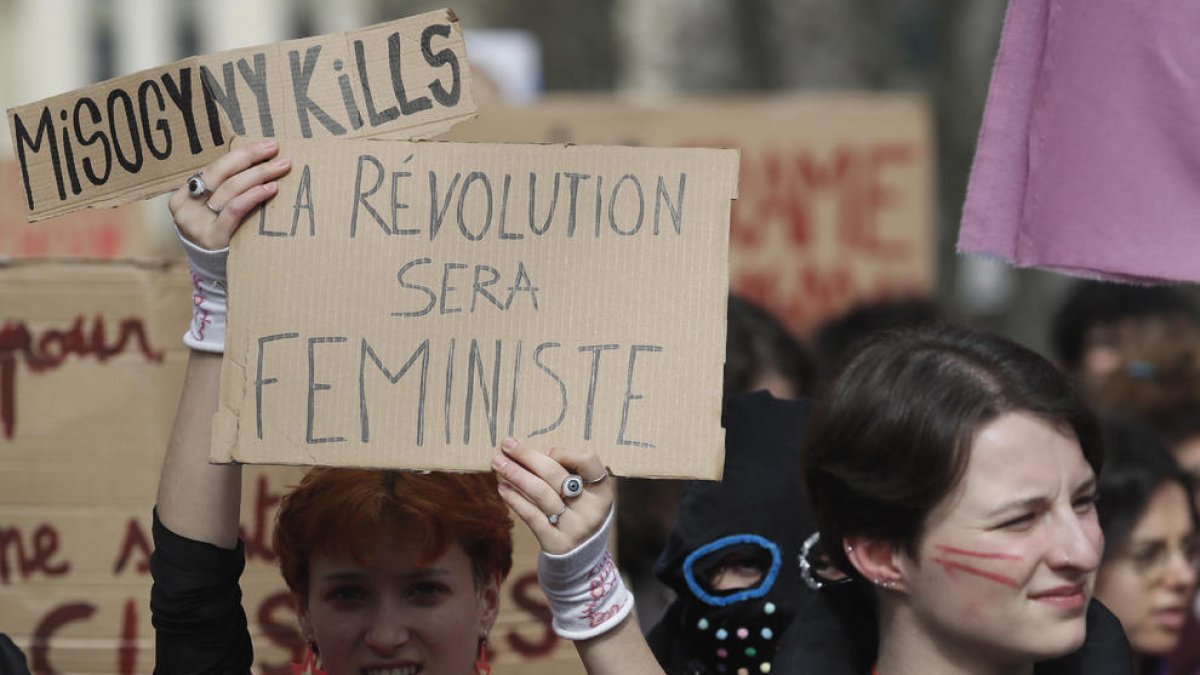 Francia.  Las francesas incluyeron en sus protestas consignas contra la reforma de pensiones, que se espera afecte doblemente a las mujeres.