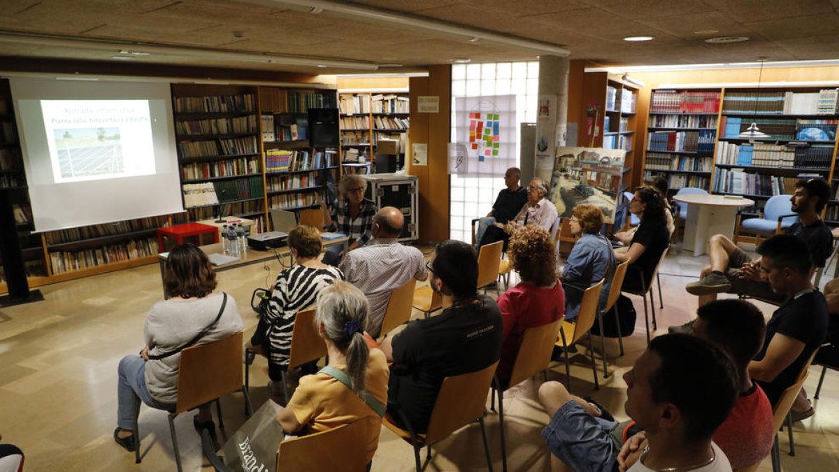 Una vintena de veïns van assistir a la xarrada informativa.