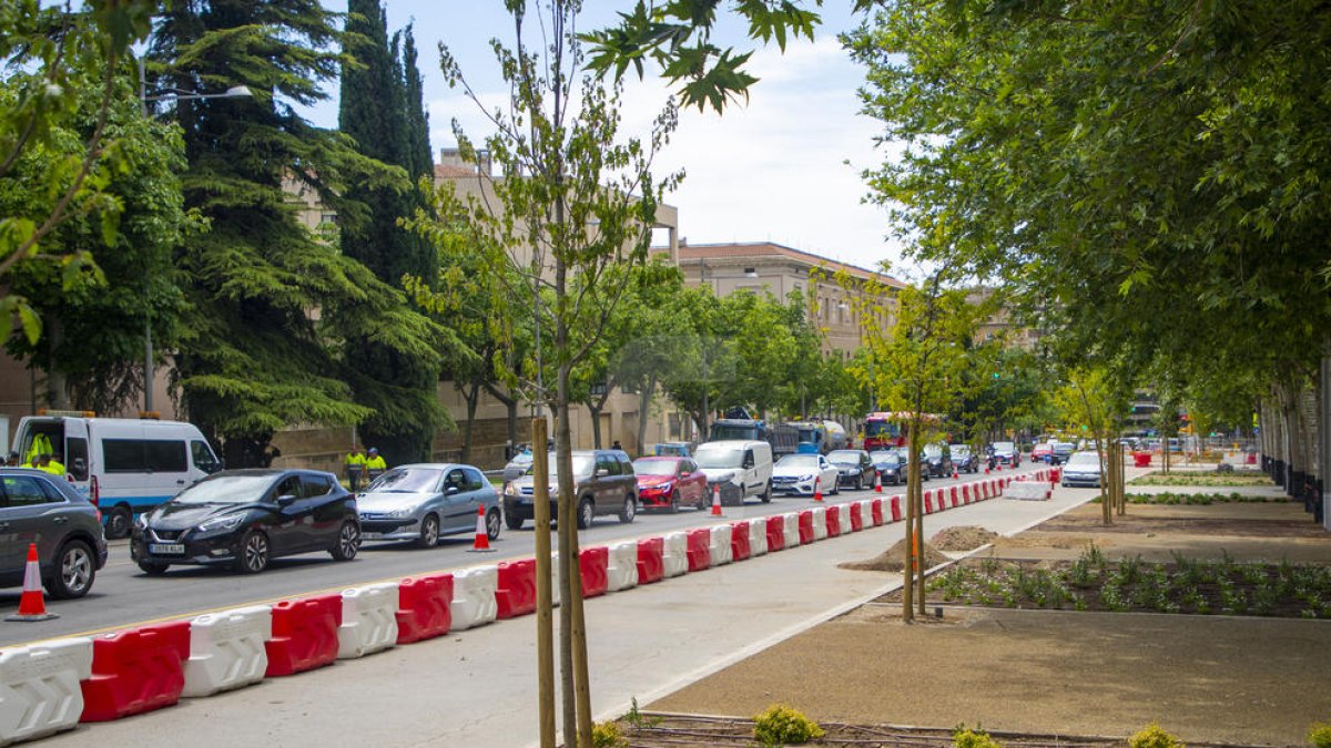 Cues per les obres per asfaltar la rambla d'Aragó de Lleida