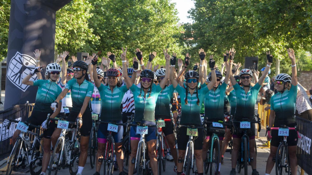 Las ciclistas unos instantes antes de tomar la salida en Tàrrega.