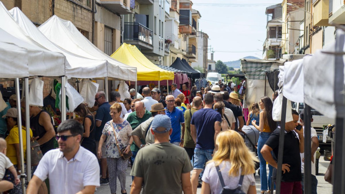Las calles de Artesa de Segre se llenaron de visitantes atraídos por los productos de proximidad.