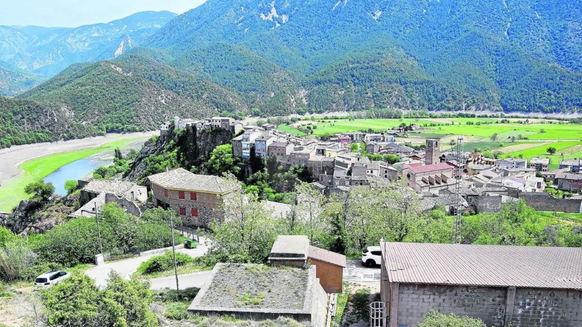 Vista de Coll de Nargó, amb el dipòsit d'aigua de boca municipal en primer terme.