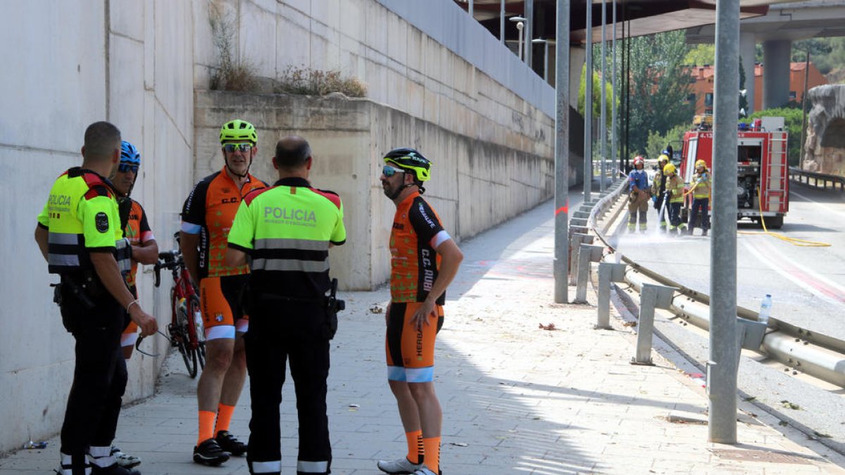 Los cuerpos de emergencias, en el lugar del atropello mortal de los ciclistas.