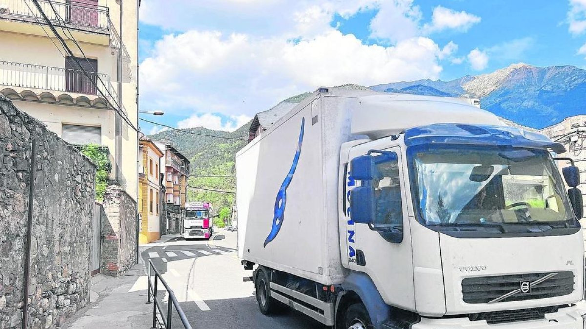 Dos camions circulant per la travessia de la carretera N-230 a Vilaller.