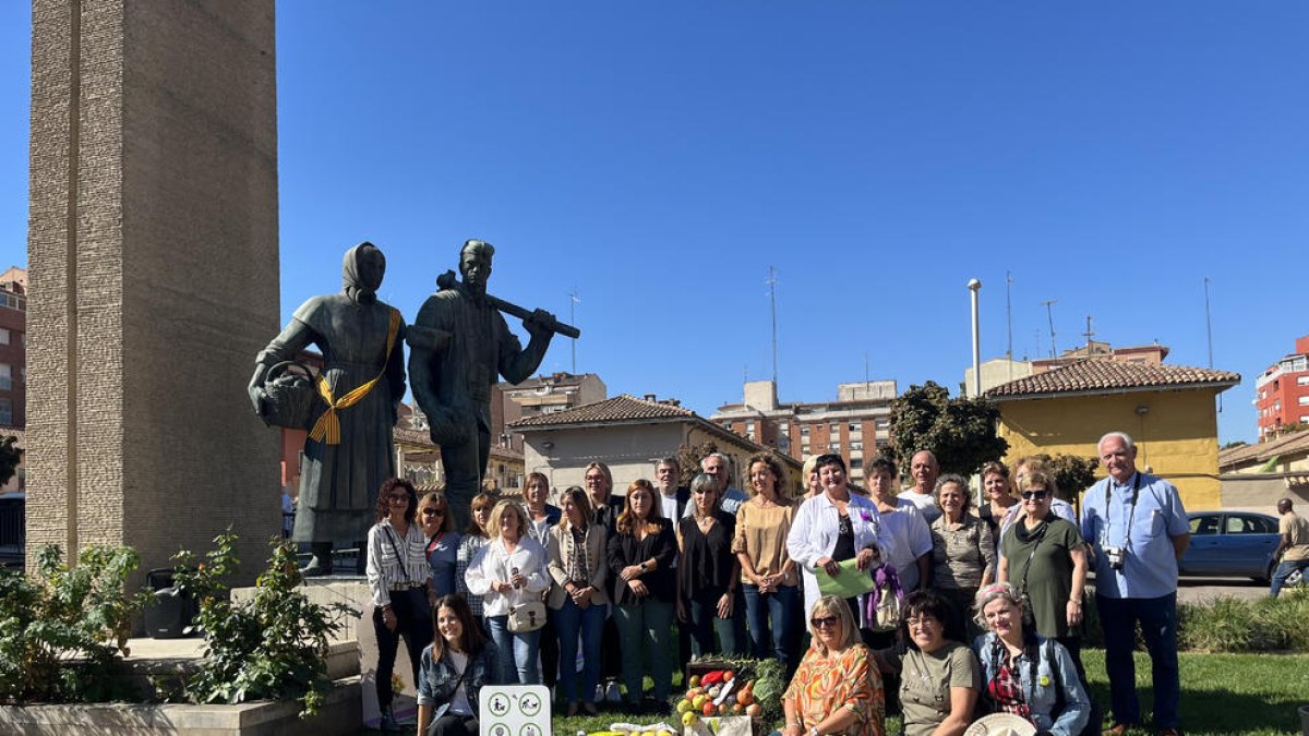 Foto de família dels participants en l’acte que va tenir lloc ahir a la plaça dels Pagesos.