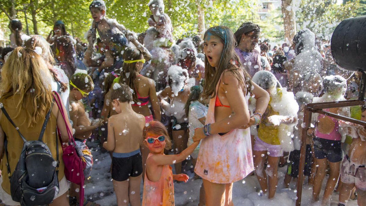 Lleida. Una festa holi va omplir de colors i escuma la plaça Jardins de les Magnòlies de Balàfia