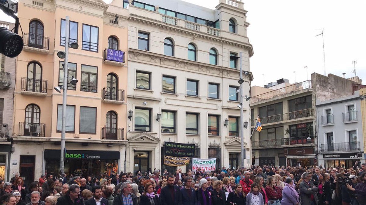 Desenes de persones es van concentrar ahir a Badalona per mostrar la seua repulsa a la violació grupal.