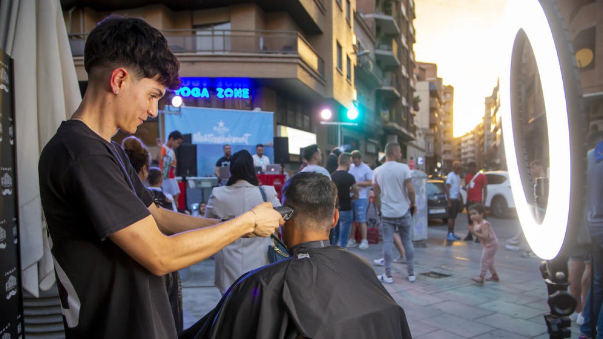 Negocios como este de peluquería ofrecieron servicios en la calle. 