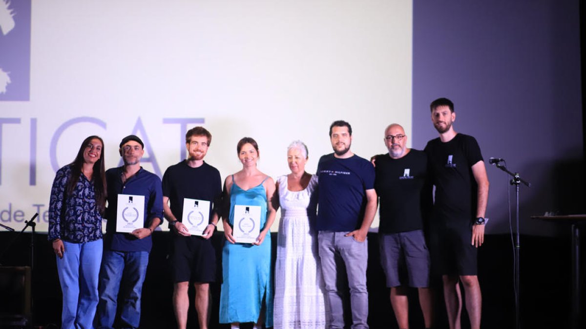 Foto de familia de los premiados ayer en la ceremonia de clausura del festival Galacticat de Tàrrega. 