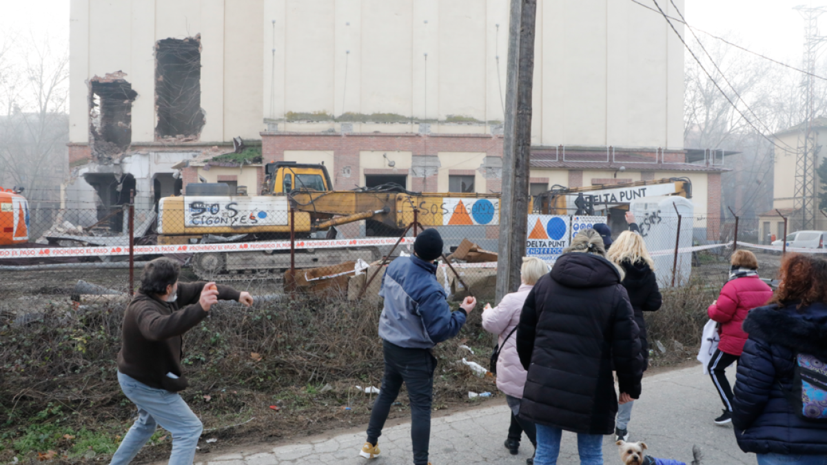 Els opositors a ubicar l'alberg a les sitges van llançar ous contra les màquines de l'empresa encarregada de la demolició.