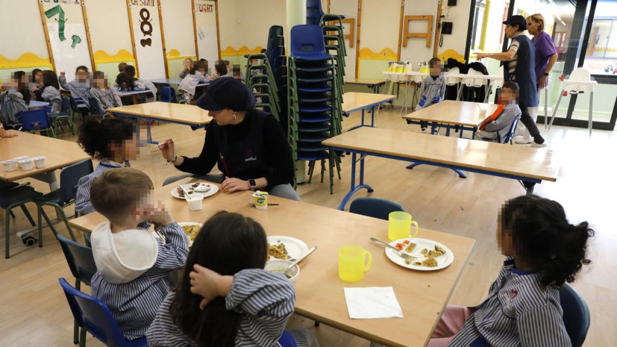 Alumnes ahir al menjador escolar del col·legi Maristes de Lleida.