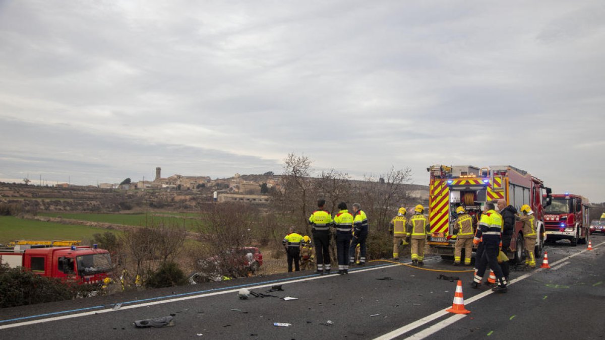 Los servicios de emergencias ayer tras la colisión en la carretera L-310 a su paso por La Figuerosa. 