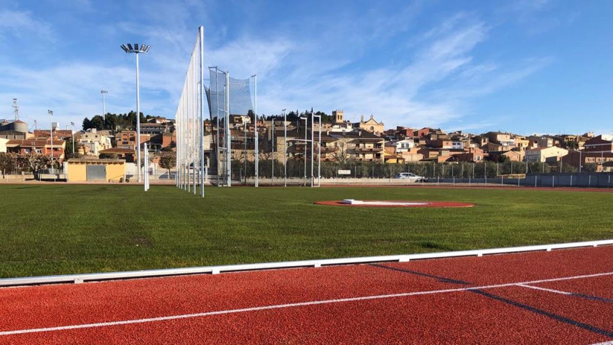 Las pistas de atletismo y el campo de fútbol ya finalizados.