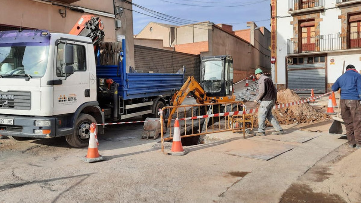 Obres de restitució de canonades per evitar fuites a la xarxa.