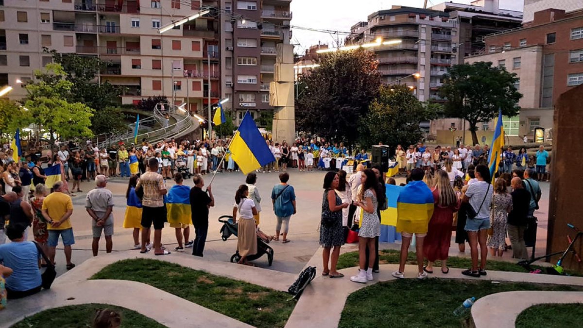 La plaça de Ricard Viñes va acollir ahir una nova mobilització en suport del poble ucraïnès.
