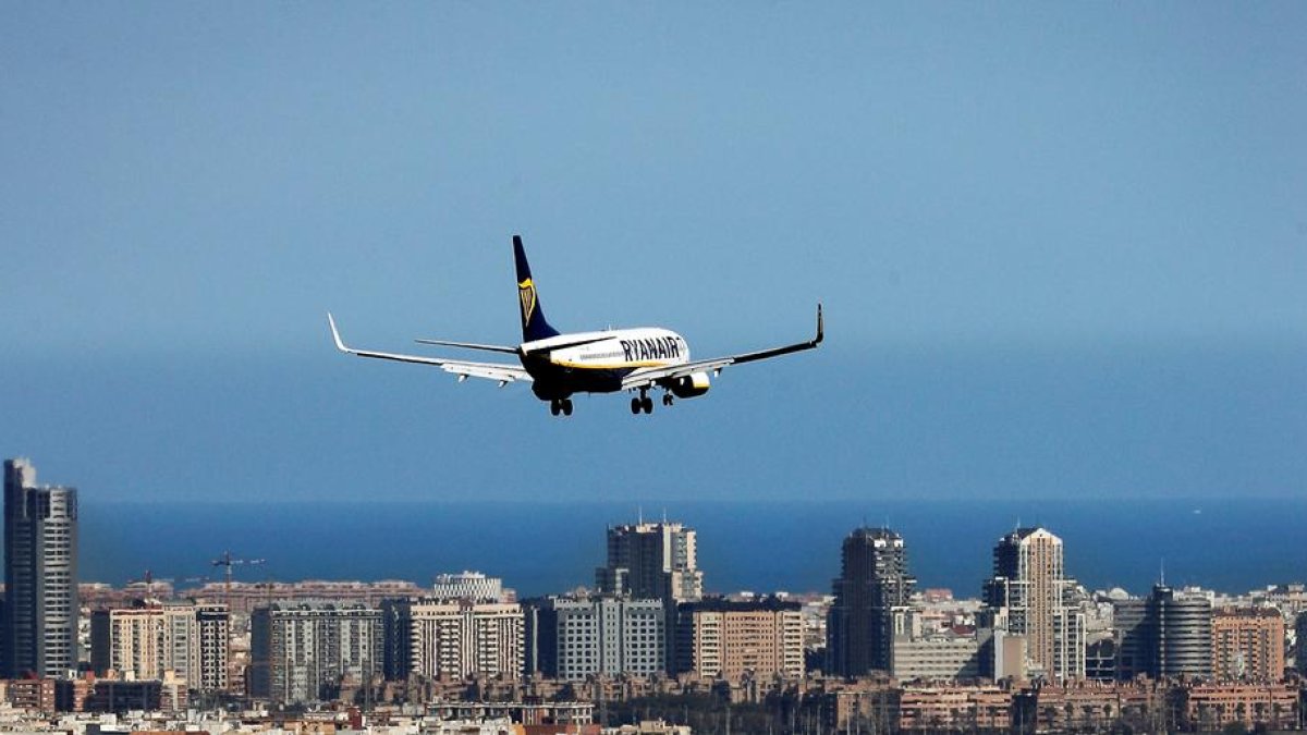 Tripulants de Ryanair convoquen 6 jornades de vaga a l'estiu a Espanya