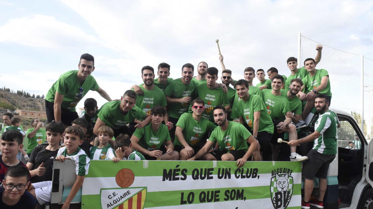 La plantilla del Alguaire, antes de arrancar la rúa de celebración de ascenso a Primera Catalana, que culminó en el ayuntamiento.