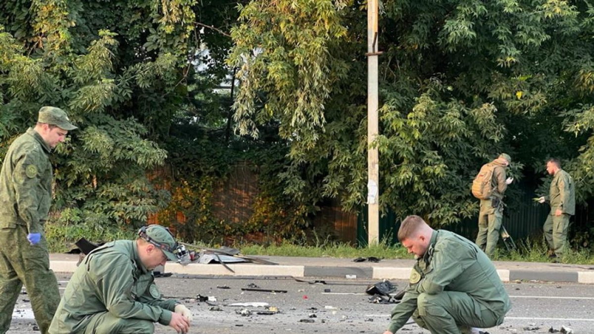 Agentes de seguridad investigan el lugar del atentado en el que el sábado pasado murió Daria Dúguina, hija de un ideólogo ruso próximo al presidente Vladímir Putin.