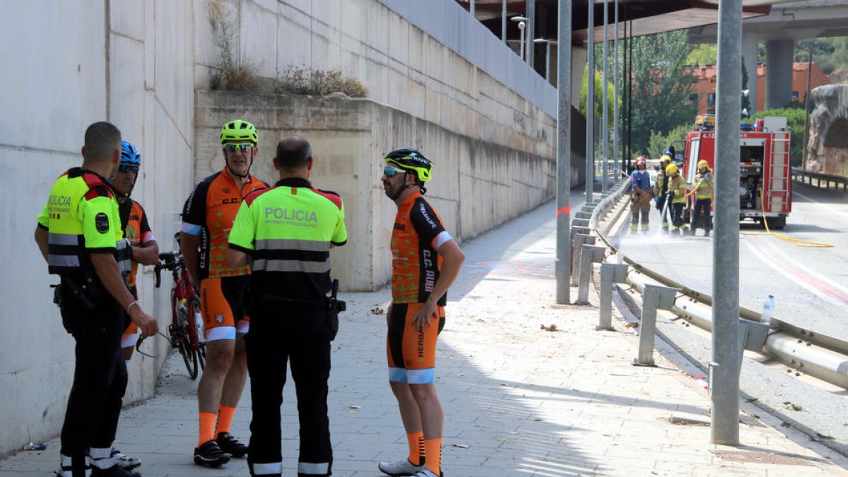 Els Mossos d'Esquadra parlant amb els companys dels ciclistes atropellats mortalment a Castellbisbal.