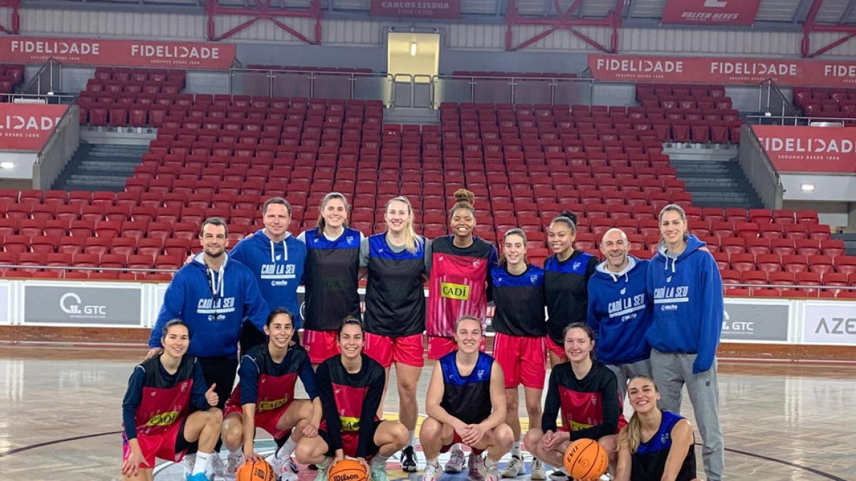 Las jugadoras del Cadí, ayer en la pista del Benfica, donde hoy se juegan seguir en Europa.