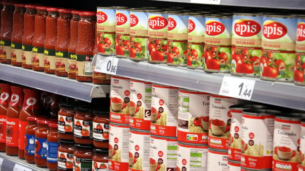 Diversos productes de salsa de tomàquet en un supermercat de Barcelona