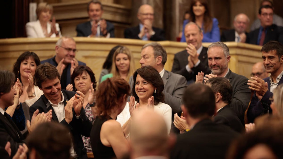 Anna Erra, entre aplausos tras ser elegida como nueva presidenta del Parlament.