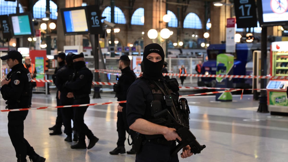 Agentes de la Policía gala en la estación Gare du Nord de París.