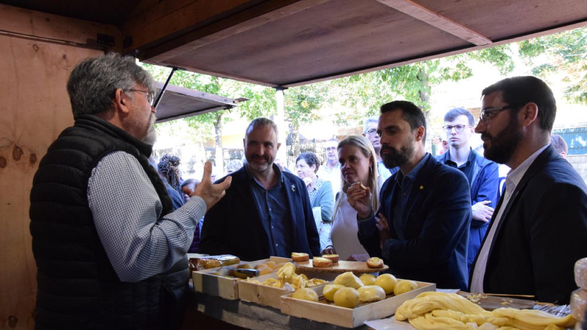 Jordi Fàbrega, Mireia Font, Torrent y Viaplana, ayer degustando quesos en La Seu d’Urgell.