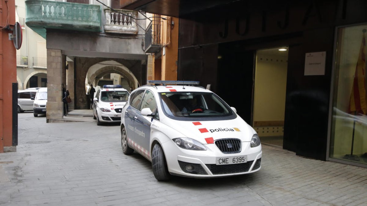 Un vehículo de los Mossos, junto a los juzgados de Balaguer. 