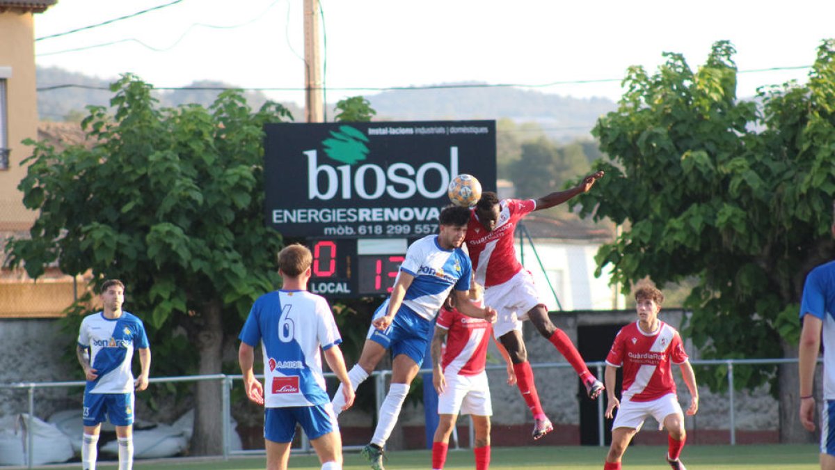 Un jugador del Guissona i un altre de l’Artesa de Segre disputen una pilota aèria.