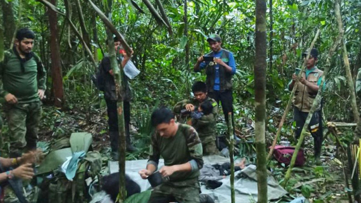 Fotografia cedida avui per les Forces Militars de Colòmbia que mostra a soldats i indígenes mentre atenen els nens rescatats després de 40 dies a la selva, a Guaviare (Colòmbia)