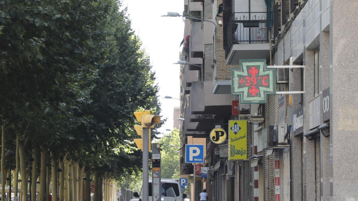 Algunos termómetros en Lleida ya marcaron ayer máximas muy altas, que hoy irán en aumento. 