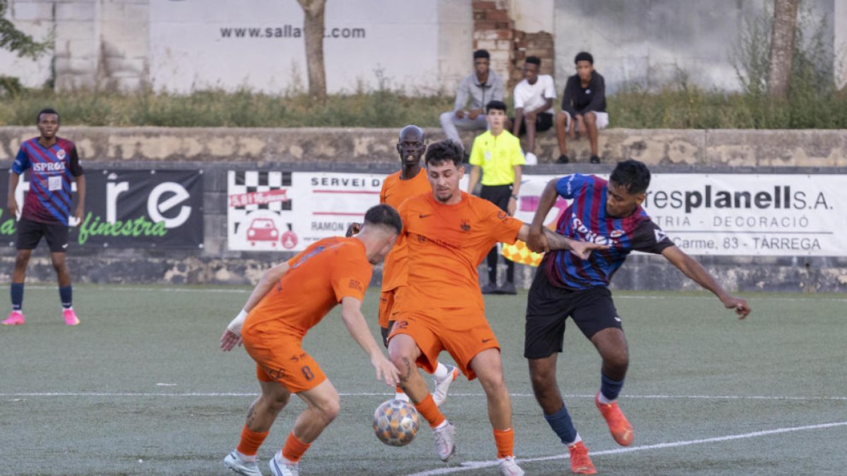 Un jugador del Tàrrega intenta robar-li la pilota a un oponent de l’Atlètic Lleida.