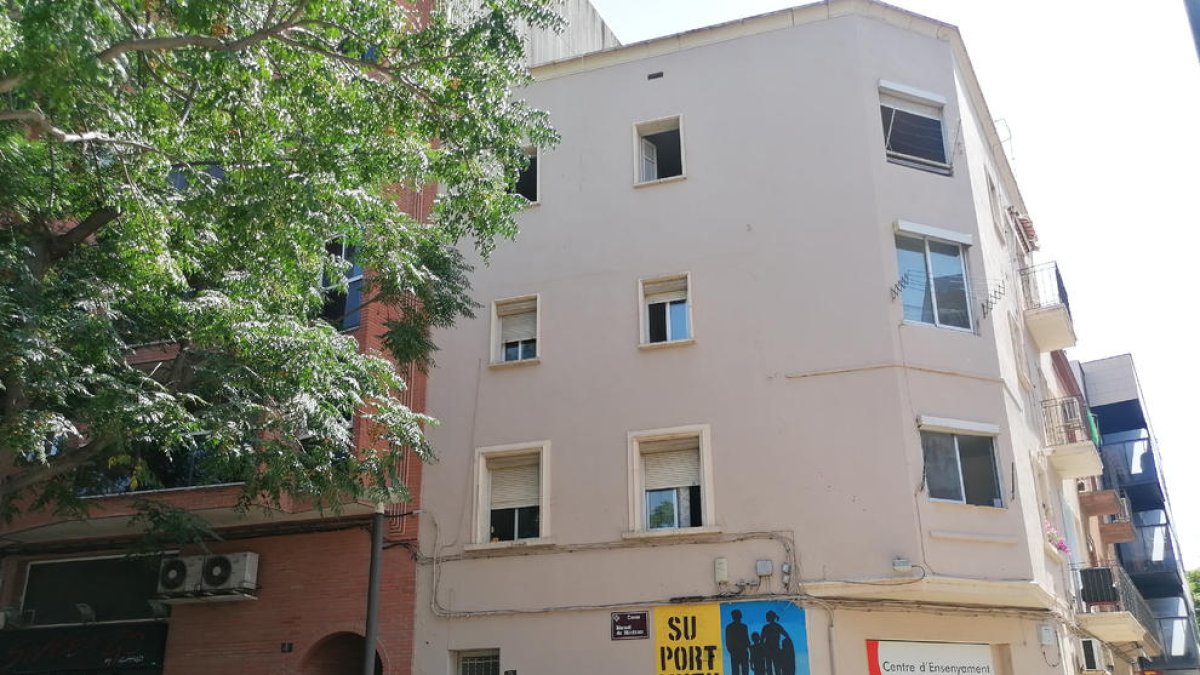 Mural en un edificio okupado. El edificio okupado ubicado en la esquina de las calles Manuel de Montsuar y Rosa Parks, bautizado como Bloc Àlex de Sàrraga, cuenta el pasado fin de semana con un mural en su fachada.
