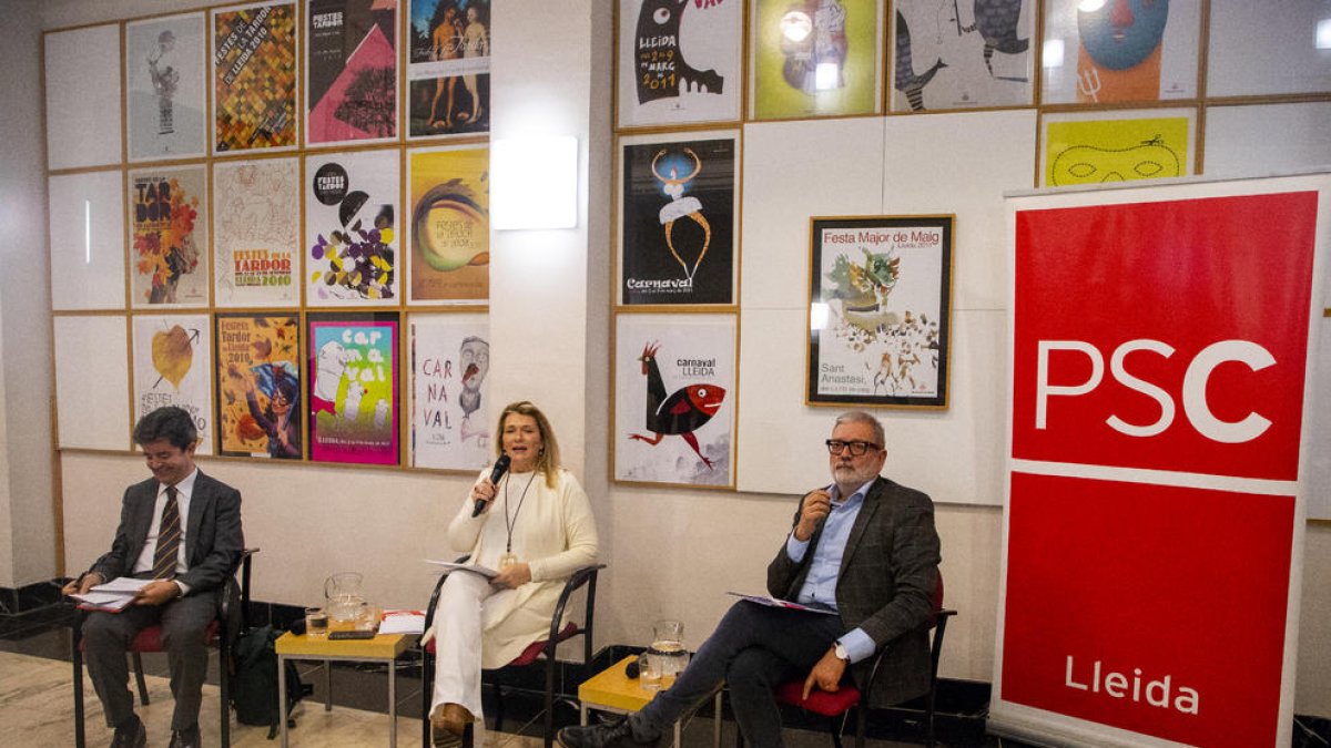 Luis Felipe, la edil Begoña Iglesias y Fèlix Larrosa, ayer en Lleida. 