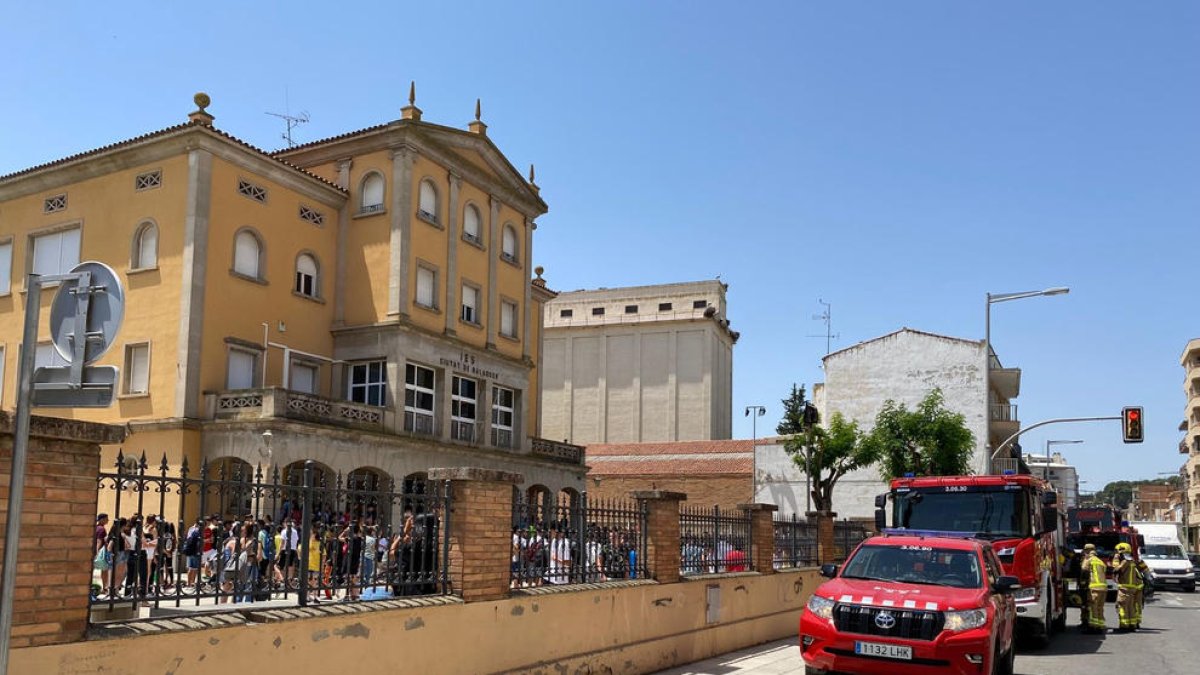 Momento en el que los alumnos fueron evacuados al patio del centro ayer en el INS Ciutat de Balaguer. 