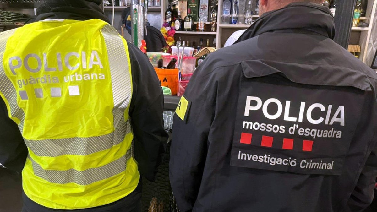 Mossos i Guàrdia Urbana desmantellen dos punts de venda de droga a Barcelona