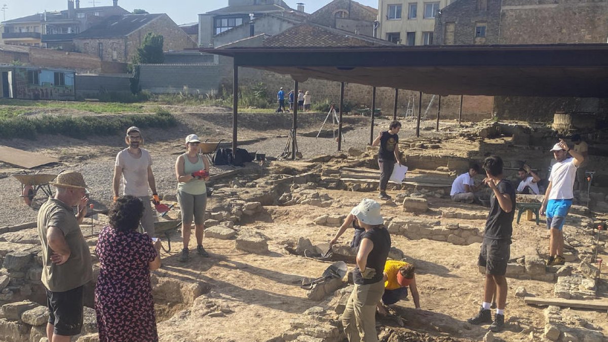 Excavaciones arqueológicas ayer en la campaña de verano del parque romano de Iesso, en Guissona.