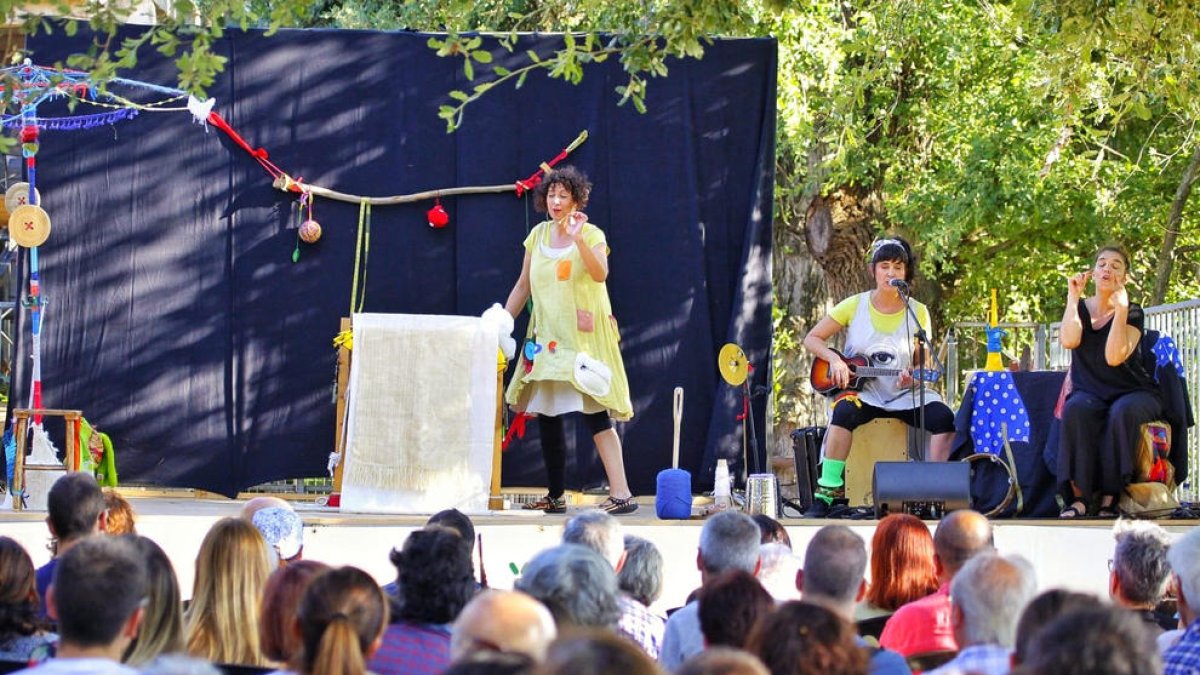 La compañía salmantina Eugenia Manzaneda actuó ayer en el escenario de La Nòria con ‘Retahilando’.