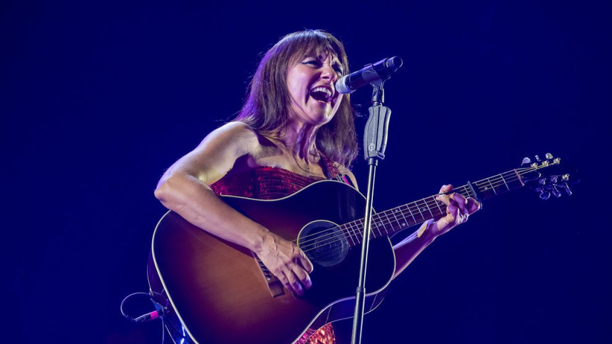 La cantante Eva Amaral actúa en uno de los escenarios del Festival Sonorama 2023, este sábado en la localidad burgalesa de Aranda de Duero.