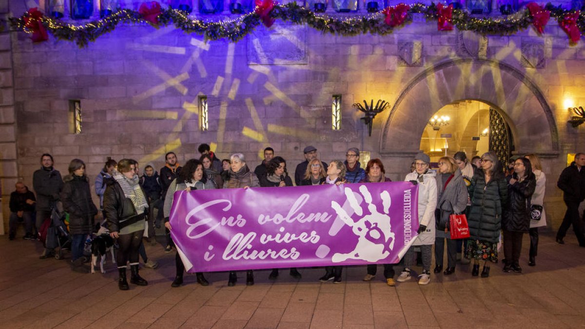 Concentració ahir a la tarda a la plaça Paeria convocada per Dones Lleida.