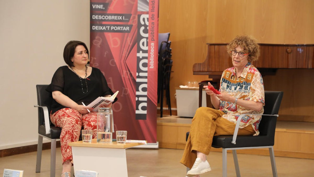 La periodista de SEGRE Anna Sàez y la historiadora y escritora Antonieta Jarne, ayer durante la tertulia.