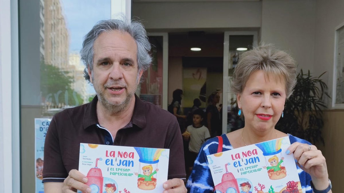 Toni Rodés y Roser Niqui con el libro.