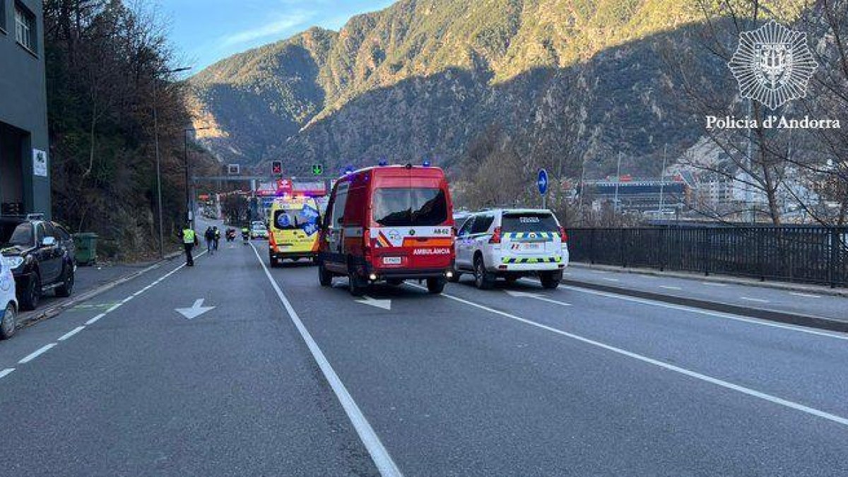 L'accident s'ha produït a l'alçada del número 56 de l'avinguda Salou d'Andorra.